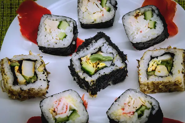 Foto Orizzontale Mostra Primo Piano Del Cibo Rotoli Riso Wasabi — Foto Stock