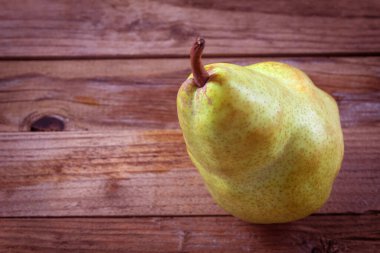 Tahta tahtalarda büyük sarı sulu armut.