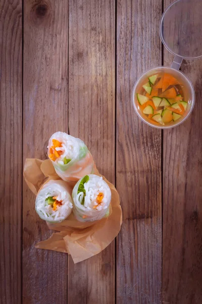 Des Rouleaux Cuits Vapeur Sur Table Bois Côté Une Serviette — Photo