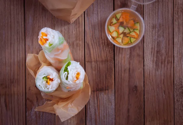 Des Rouleaux Cuits Vapeur Sur Table Bois Côté Une Serviette — Photo