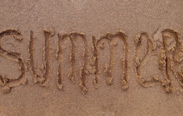 Inscription of the word summer on the sandy shore — Stock Photo, Image