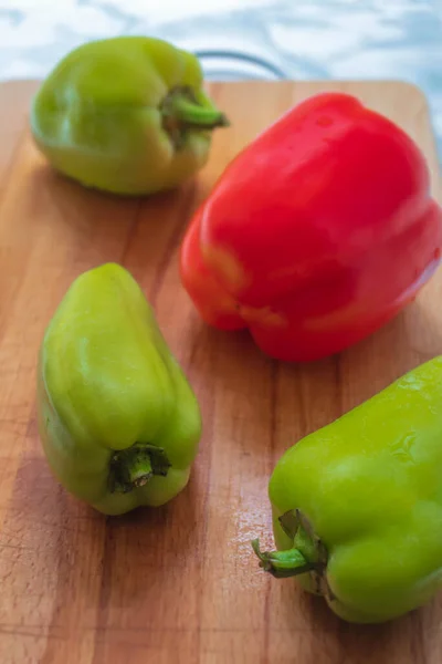 Verticale Foto Rijpe Groenten Een Rode Paprika Drie Groene Paprika — Stockfoto