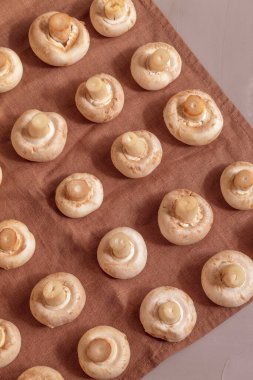 Dikey görüntü yenilebilir mantarları gösteriyor. Bunlar mantar. Küçükler, beyazlar. Gelecekte çorba pişirmek için marketten alınmış mantarlar.