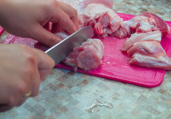 Bilden Bild Processen För Matlagning Middag Från Kött Rosa Plastskärbräda — Stockfoto