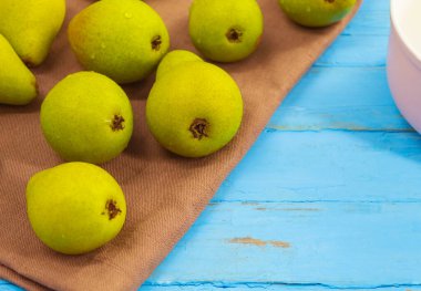 Yatay resimlerde, adamın şehir bahçesinden getirdiği yabani armudun meyvesini gösteriyor. Bazı armutlar masada, diğerleri bir tabakta. Armutlar olgun ve sulu. Masanın üzerinde kahverengi bir havlu var.