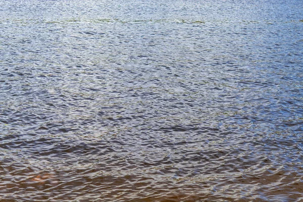 La superficie del río de la ciudad a finales de agosto es un primer plano — Foto de Stock