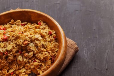 Böğürtlenli çoklu glale müsli ahşap bir kasede yatıyor.