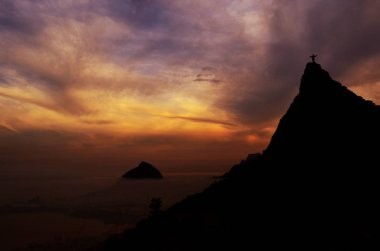 Corcovado dağ İsa Kurtarıcı altın günbatımı bulutlarda Rio de Janeiro Brezilya ayakta. Rio de Janeiro İsa Kurtarıcı ile havadan görünümü. 