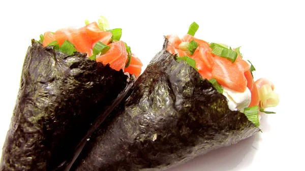 A yakın çekim somon temaki beyaz bir arka plan karşı