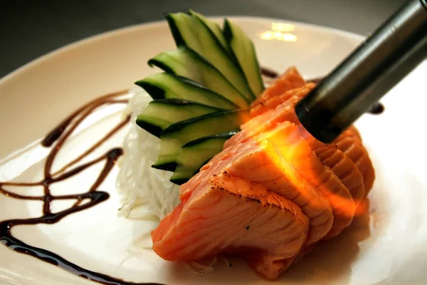 Mutfak meşale yanmak somon, somon balığı üzerinde