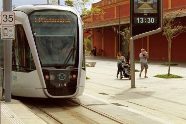 Rio de Janeiro, Brezilya - 10 Ekim 2018: sağ görünümü tramvay Maua Meydanı'nda.