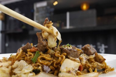 Geleneksel sığır eti yakisoba. Japonca ve Çince makarna