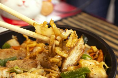 Geleneksel tavuk yakisoba. Japonca ve Çince makarna