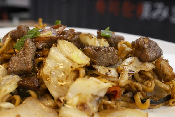 Geleneksel sığır eti yakisoba. Japonca ve Çince makarna