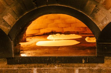 Geleneksel bir fırın pişirme ve pişirme pizza için. Yakacak odun fırını pizza. 