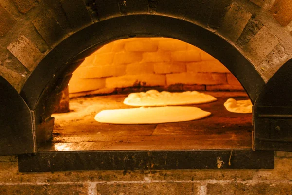 Geleneksel bir fırın pişirme ve pişirme pizza için. Yakacak odun fırını pizza. 