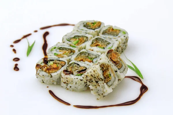 Suşi uramaki cilt somon makro çekim. Japon yemekleri, yakın çekim. Beyaz arka plan üzerinde izole.