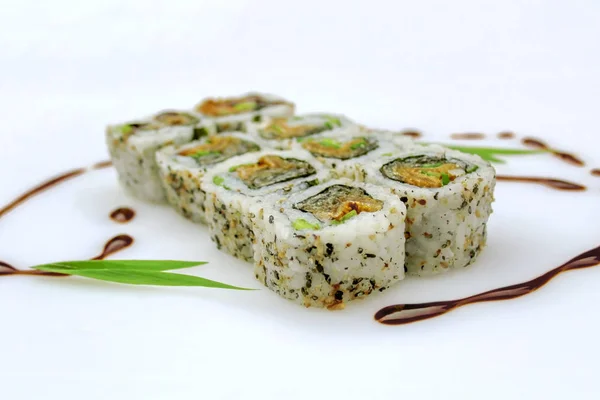 Suşi uramaki cilt somon makro çekim. Japon yemekleri, yakın çekim. Beyaz arka plan üzerinde izole.