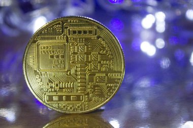 Rio de Janeiro, Brezilya - 16 Ocak 2019: altın Bitcoin bokeh ışık efekti arka plan ile ön görünümü. Cryptocurrency kavramı.