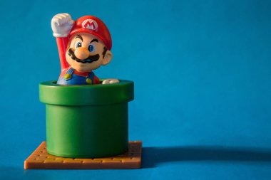 Rio de Janeiro, Brezilya. 30 Ocak 2019. Süper Mario boru oyuncak figür ile. Mcdonald's mutlu sofra parçası olarak satılan plastik oyuncak vardır. Üzerinde mavi arka plan izole.