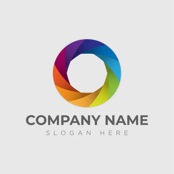 Fotoğraf logo şablonu. Deklanşör renkli diyafram simgesi. Vektör çizim açıklamalı alt yazılı