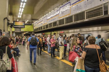 Rio de Janeiro, Brezilya. 27 Mayıs 2019. Rio şehir merkezinde merkez metro istasyonu. Rio de Janeiro kentinde istasyon metro treninde bekleyen yolcular.