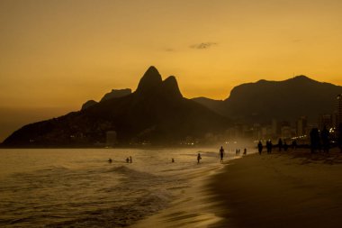 Rio de Janeiro, Brezilya. 15 Haziran 2019. Rio de Janeiro gün batımı silueti İki Brothers Dağ ile Ipanema Beach görünümü.