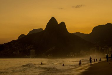 Rio de Janeiro, Brezilya. 15 Haziran 2019. Rio de Janeiro gün batımı silueti İki Brothers Dağ ile Ipanema Beach görünümü.