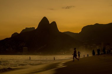 Rio de Janeiro, Brezilya. 15 Haziran 2019. Rio de Janeiro gün batımı silueti İki Brothers Dağ ile Ipanema Beach görünümü.