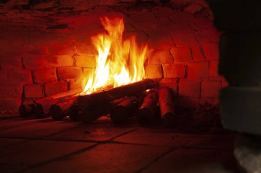 Ateş ile bir tuğla pizza fırın Görüntü. Fırında ateş