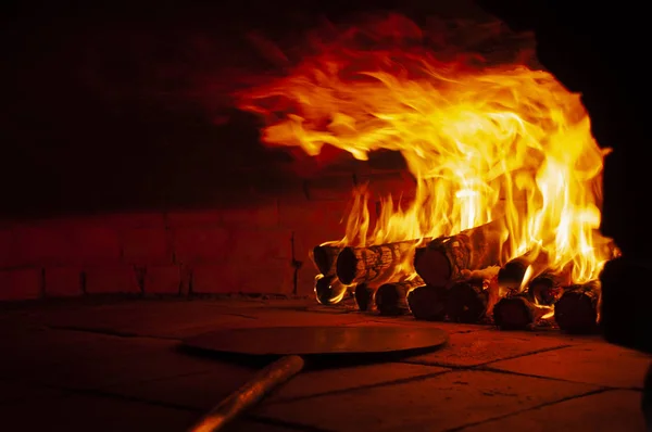 Ateş ile bir tuğla pizza fırın Görüntü. Fırında ateş