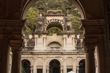 Rio de Janeiro, Brezilya - 17 Ağustos 2019: 1920'lerde inşa edilen parque Lage'ın yıpranmış sömürge mimarisi, çevredeki Tijuca Milli Parkı'nın orman ormanını yansıtıyor.