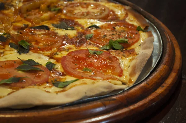 Marguerita pizzasının en iyi görünümü. masada pizza marguerita.