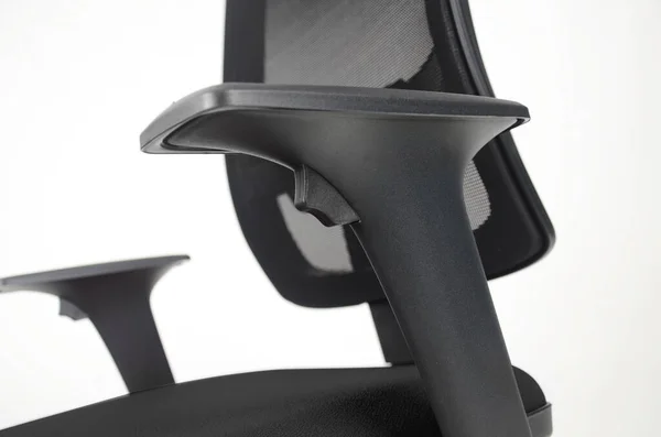 Siyah deri ofis sandalyesinin ayarlanabilir kol istirahatı üzerine yakın çekim. Beyazda izole edilmiş. Yan görünüm.