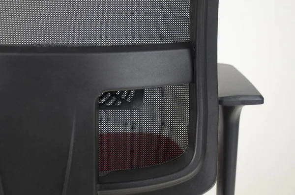 Rahat koltuğun arkası. Beyaz arka planda ofis sandalyesi.