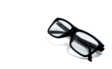 Gözlük simgesi. Siyah çerçeveli gözlükler beyaz arkaplanda izole edildi.