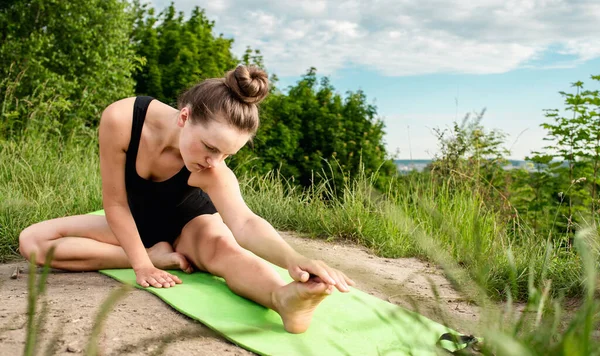 Young Girl Practicing Yoga Nature Yoga Beginners — Stock Photo, Image