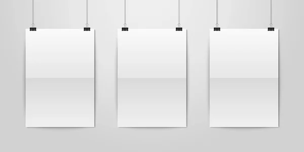 Drie Vector realistische wit lege verticale A4 gevouwen papier Poster hangen aan een touw met Binder Clip instellen op de witte muur mock-up. Lege Poster ontwerpsjabloon voor Graphics, Mockup — Stockvector