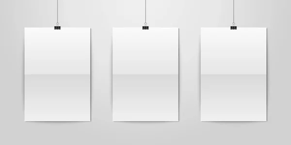 Affiche en papier plié A4 vertical blanc blanc réaliste à trois vecteurs accrochée à une corde avec clip de reliure fixé sur une maquette murale blanche. Modèle de conception d'affiche vide pour graphiques, maquettes — Image vectorielle