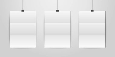 Üç vektör gerçekçi beyaz boş dikey A4 katlanmış kağıt Poster asılı bir ip ile cilt küçük beyaz duvar mock-up açık olarak ayarlayın. Grafik, Mockup için boş Poster tasarım şablonu