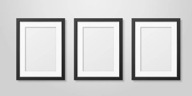 Üç gerçekçi Mofern iç siyah boş dikey A4 ahşap Poster resim çerçeve kümesi Closeup beyaz duvar Mock-up üzerinde vektör. Boş Poster çerçeve tasarım şablonu Mockup, tanıtım için