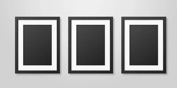 Three Vector Realistic Mofern Interior Black Blank Vertical A4 Set di cornici per poster in legno Primo piano su White Wall Mock-up. Modelli di design di cornici per poster vuoti per Mockup, Presentazione — Vettoriale Stock
