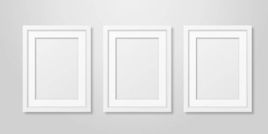 Üç gerçekçi Mofern iç beyaz boş dikey A4 ahşap Poster resim çerçeve kümesi Closeup beyaz duvar Mock-up üzerinde vektör. Boş Poster çerçeve tasarım şablonu Mockup, tanıtım için