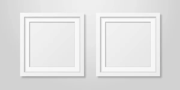 两个矢量逼真的现代内部白色空白方形木海报图片框模型设置特写镜头白色墙壁。用于模型、演示、图像或文本的空海报框架设计模板 — 图库矢量图片