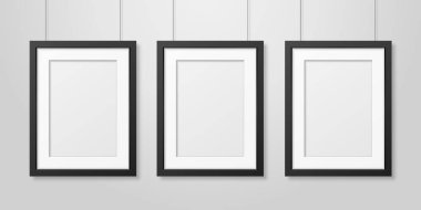 Üç gerçekçi Modern iç siyah boş dikey A4 ahşap Poster resim çerçeve kümesi halatlar üzerinde beyaz duvar Mock-up asılı vektör. Boş Poster çerçeve tasarım şablonu Mockup, tanıtım için