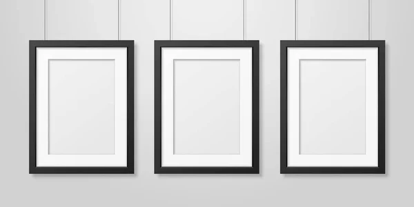 Drie Vector realistische moderne interieur zwart lege verticale A4 houten Poster Foto Frame Set opknoping op de touwen op de witte muur Mock-up. Lege Poster Frames ontwerpsjabloon voor Mockup, presentatie — Stockvector