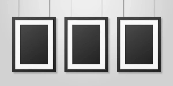 Tři vektorová realistické moderní interiér černý prázdné vertikální A4 dřevěné plakát obrázek Frame Set visí na lanech na bílé zdi maketa. Šablona návrhu rámečky prázdné plakát pro makety, prezentace — Stockový vektor