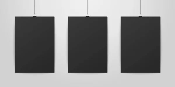 Três vetor realista preto em branco vertical A4 Cartaz de papel pendurado em uma corda com Binder Clip Set na parede branca mock-up. Modelo de design de pôster vazio para gráficos, Mockup —  Vetores de Stock