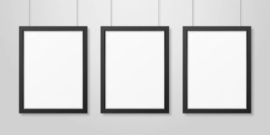 Üç gerçekçi Modern iç siyah boş dikey A4 ahşap Poster resim çerçeve kümesi halatlar üzerinde beyaz duvar Mock-up asılı vektör. Boş Poster çerçeve tasarım şablonu Mockup, tanıtım için
