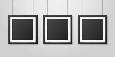 Üç gerçekçi Modern iç siyah boş kare ahşap Poster resim çerçeve kümesi halatlar üzerinde beyaz duvar Mock-up asılı vektör. Boş Poster çerçeve tasarım şablonu Mockup, tanıtım için
